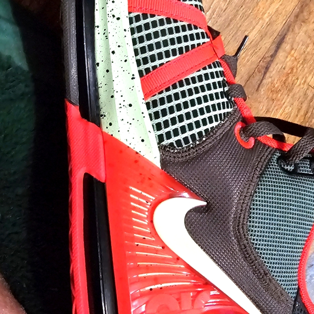LeBron Witness 7